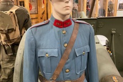 French officer next to the 75 mm cannon donated by France